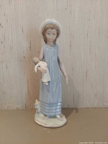 Lladró Porcelain Girl Figurine "Belinda with Her Doll" (1 of 5)