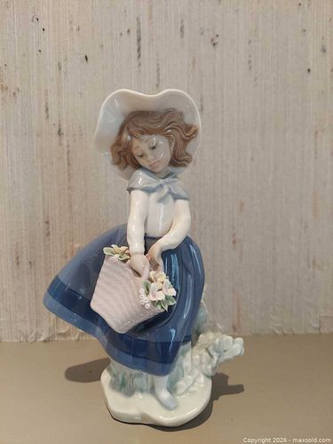 Lladró Porcelain Girl Figurine "Girl with Flower Basket" (1 of 5)