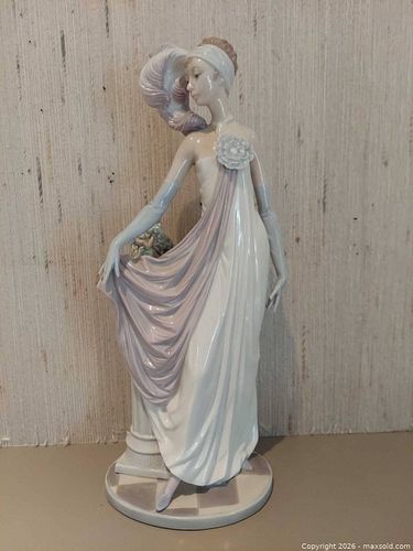 Lladro Porcelain Female/Lady Figurine "Socialite of the 20s" (1 of 5)
