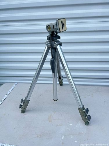 Aluminum Camera Tripod with 3-Way Pan/Tilt Head, Silver -wf (1 of 7)