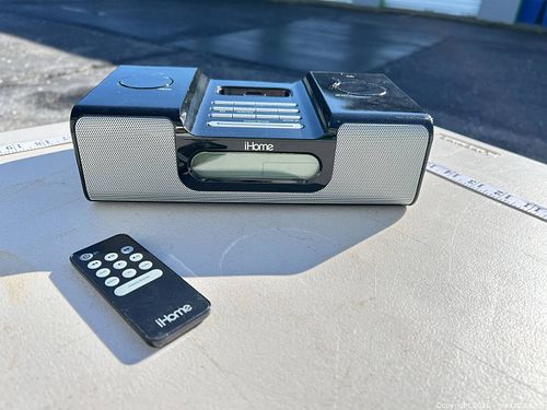 iHome Black Device with Remote Control -wf (1 of 8)