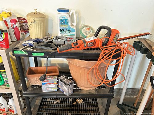 Corded Electric Hedge Trimmer with Garden Tools A (1 of 10)