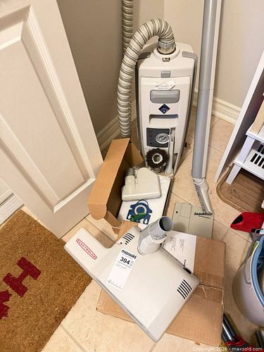 Electrolux Canister Vacuum and Bags A (1 of 15)