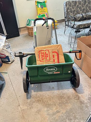 Scotts AccuGreen 3000 Broadcast Spreader A (1 of 9)