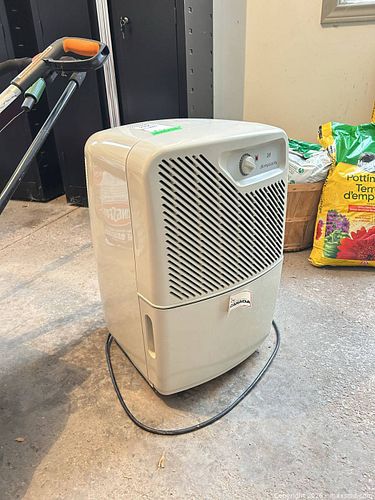 Simplicity DM28 Dehumidifier (Canadian Tire Rebrand) A (1 of 6)