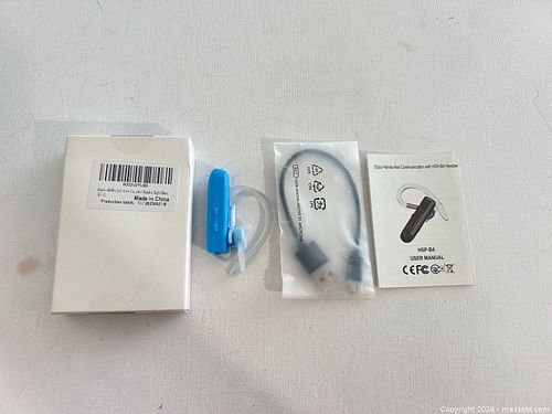 Generic HSP-B4 Bluetooth Earpiece - Blue (1 of 3)