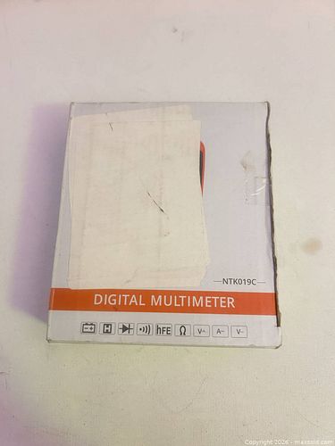 Neoteck Digital Multimeter (Red/Black) (1 of 3)