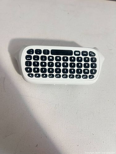 White Plastic Keypad Compatible with Xbox One Controller (1 of 3)