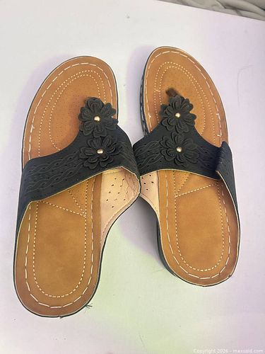 Women's Shoes Size US 8 / EU 39 (1 of 3)