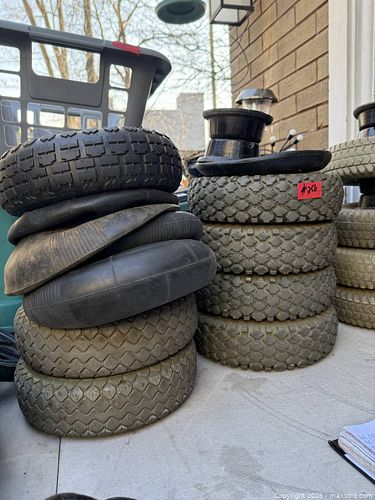 A LOT OF SCOOTER TIRES & TUBES. (1 of 7)
