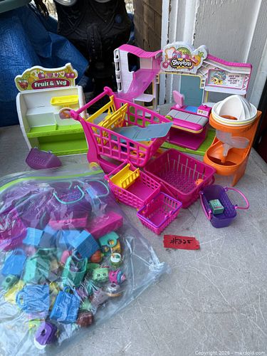 A LOT OF SHOPKINS TOYS. (1 of 5)