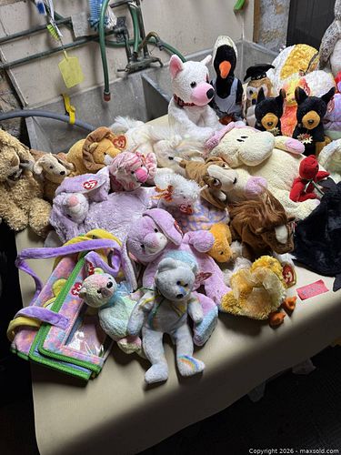 HUGE LOT OF VTG. TY BEANIE BABIES PLUSH YOYS. (1 of 6)