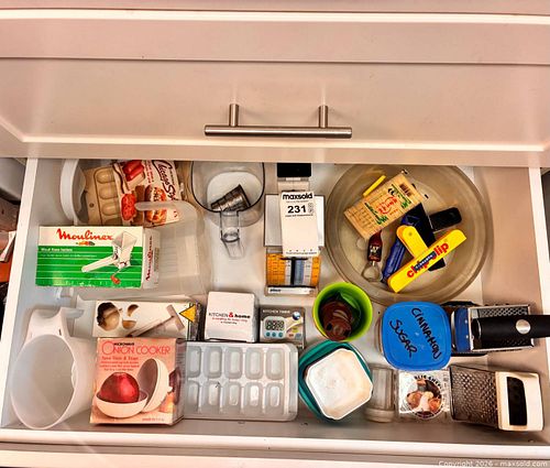 Assorted Kitchen Gadgets & Small Appliances Lot (1 of 8)