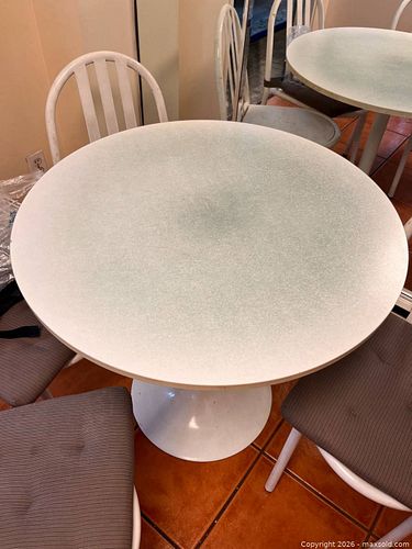 Small Round Pedestal Kitchen Table with 4 Metal Chairs (1 of 6)