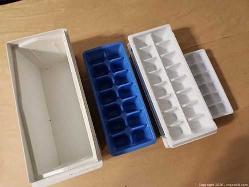 Lot of Ice Trays (1 of 3)