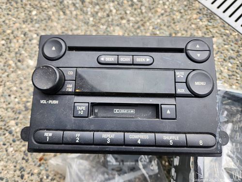 Used Vehicle Radio  (1 of 3)