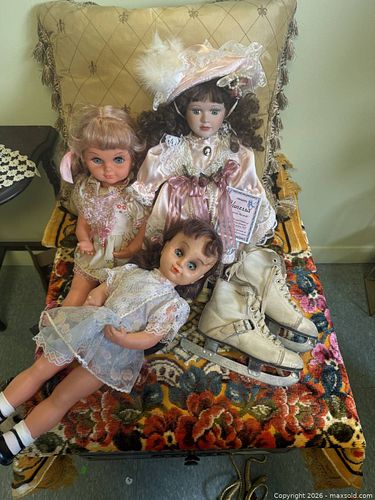 lot of antique dolls and skates (1 of 7)