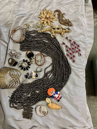 Lot of vintage jewelry and other (1 of 7)