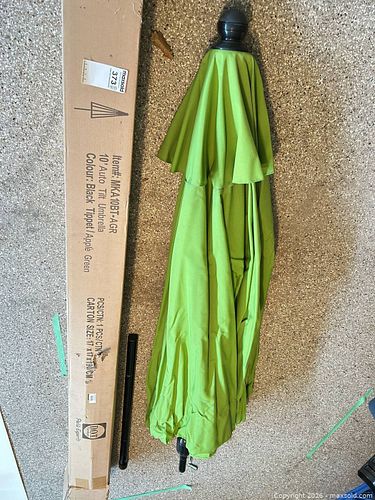 Auto Tilt Patio Umbrella (1 of 8)