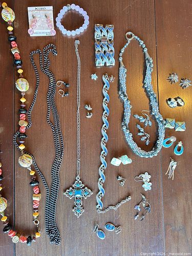 Assorted Costume Jewelry Lot 11-25 Pieces — Necklaces & Bracelets (1 of 12)