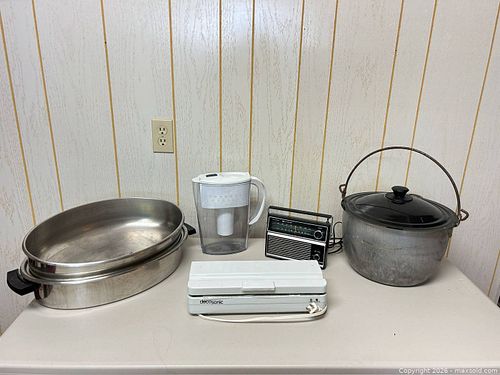 Kitchenware, Decosonic Vacuum Sealer, Water Pitcher & Hitachi Radio (1 of 16)