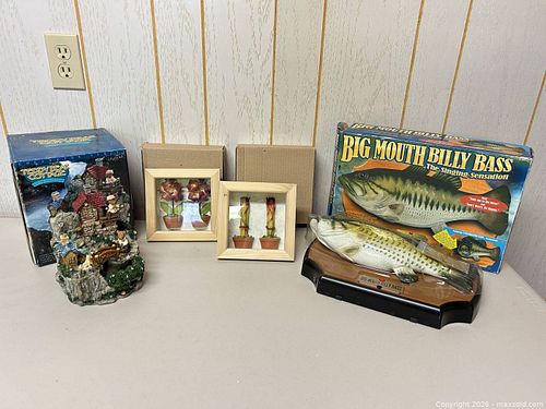 Mixed Lot: Big Mouth Billy Bass, Teddy Bear Cottage & Mini Shadowboxes (1 of 9)