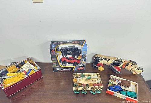 Mixed vintage toys lot with boxed RC trucks & Erector parts (1 of 5)