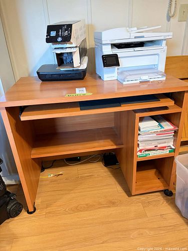 Computer desk  (1 of 6)