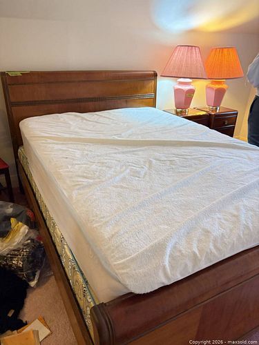 Veneer Double bedframe  (1 of 10)