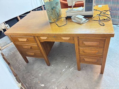 Wood Desk with Dovetail Drawer Joints C (1 of 11)