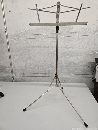 Light duty music stand (1 of 3)