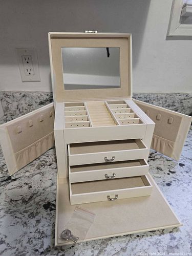 BRAND NEW-GORGEOUS MULTI Level JEWELRY BOX (1 of 8)