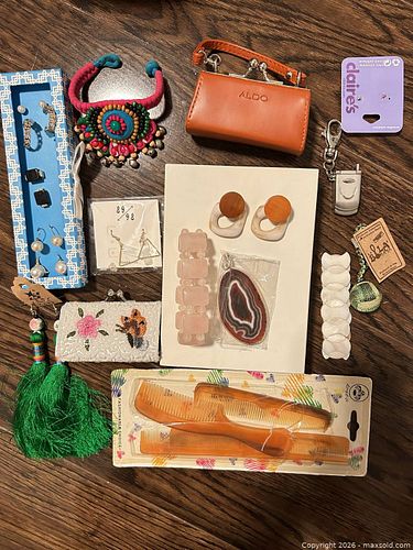 Jewelry and two Jewelry bags  (1 of 10)