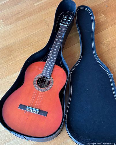 Vintage Yamaha G-65-1 Classical Guitar & Case  (1 of 4)