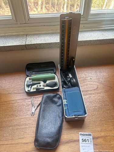 Sanken Mercury Sphygmomanometer & Handheld Otoscope Set B (1 of 10)