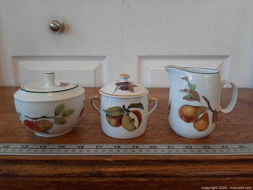 Royal Worcester Evesham Gold porcelain collectibles (1 of 13)