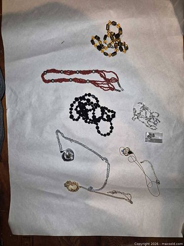 Costume jewelry  (1 of 3)