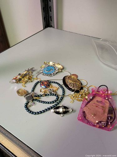 Costume jewellery  (1 of 3)