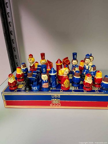 Souvenir chess set  (1 of 7)
