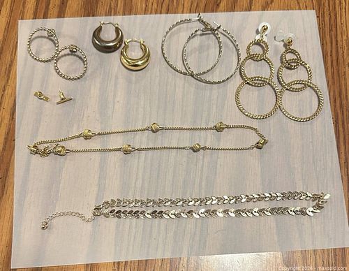 Gold Tone Fashion Jewelry (1 of 5)