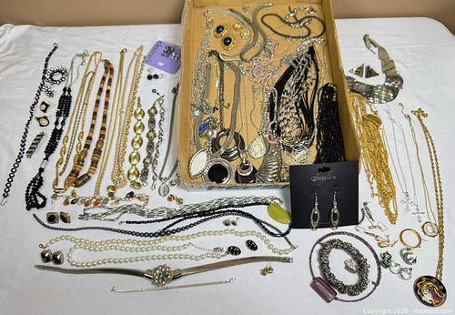 Costume Jewelry Lot (1 of 7)