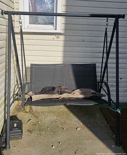 Patio swing (1 of 5)