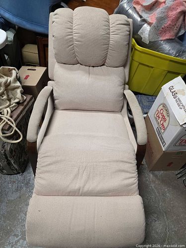 Beige Traditional Recliner Chair (1 of 3)