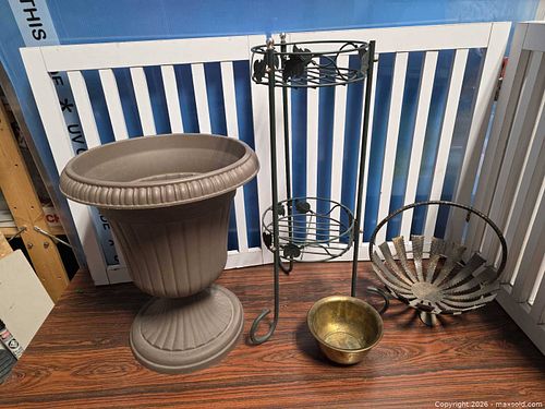 Lot of Garden- Planters,pot,fence (1 of 3)