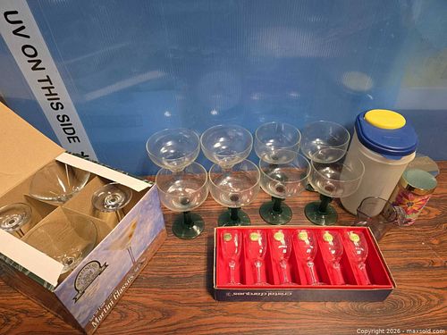 Miscellaneous Kitchen Glassware Lot  (1 of 4)