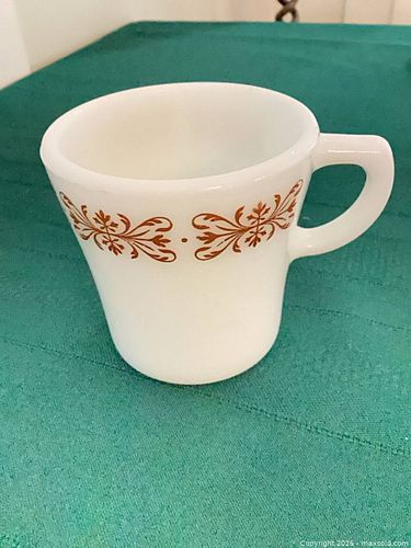 VTG Pyrex “Filigree” Mug (1 of 4)