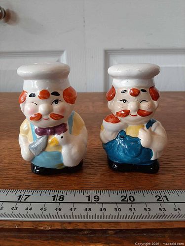 Vintage ceramic salt and pepper shakers  (1 of 4)