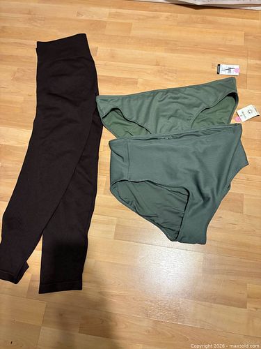 Women’s Leggings and Bikini Bottoms XXL (1 of 7)