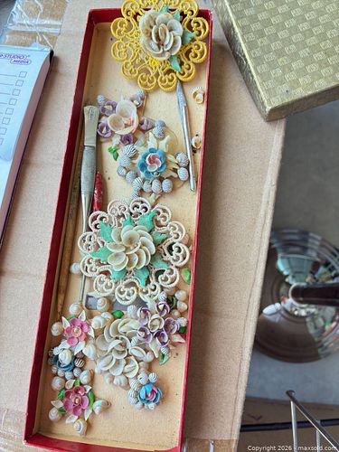 Shell Floral Embellishment Brooches - Mixed Color Lot (1 of 5)