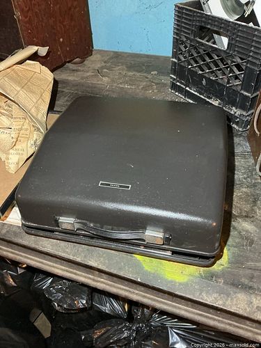 Typewriter Z (1 of 7)